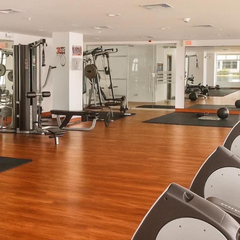 Apartamento moderno de 2 dormitorios con piscina, gimnasio y parking en Bellini 3 - Three-Bedroom Apartment - 34