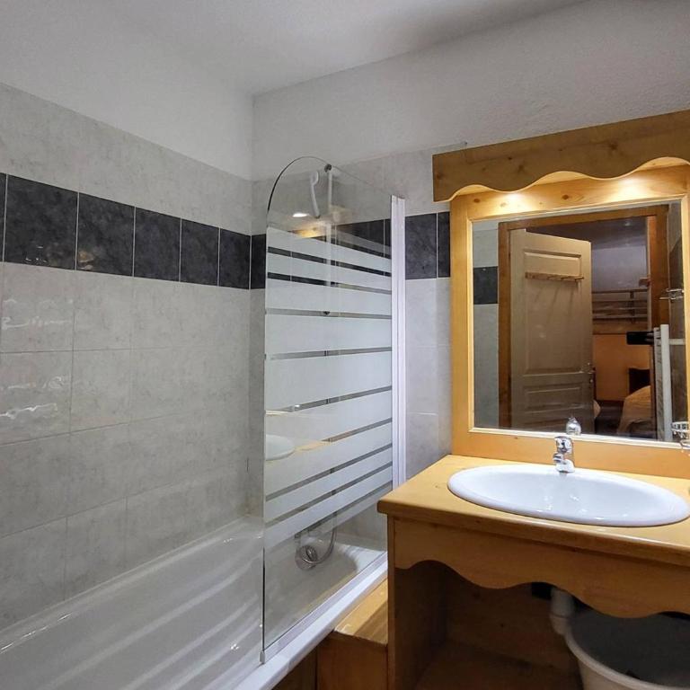 Grand appartement 6 pers, piscine & sauna, proche pistes & commerces - FR-1-322-662 - Apartment - 10