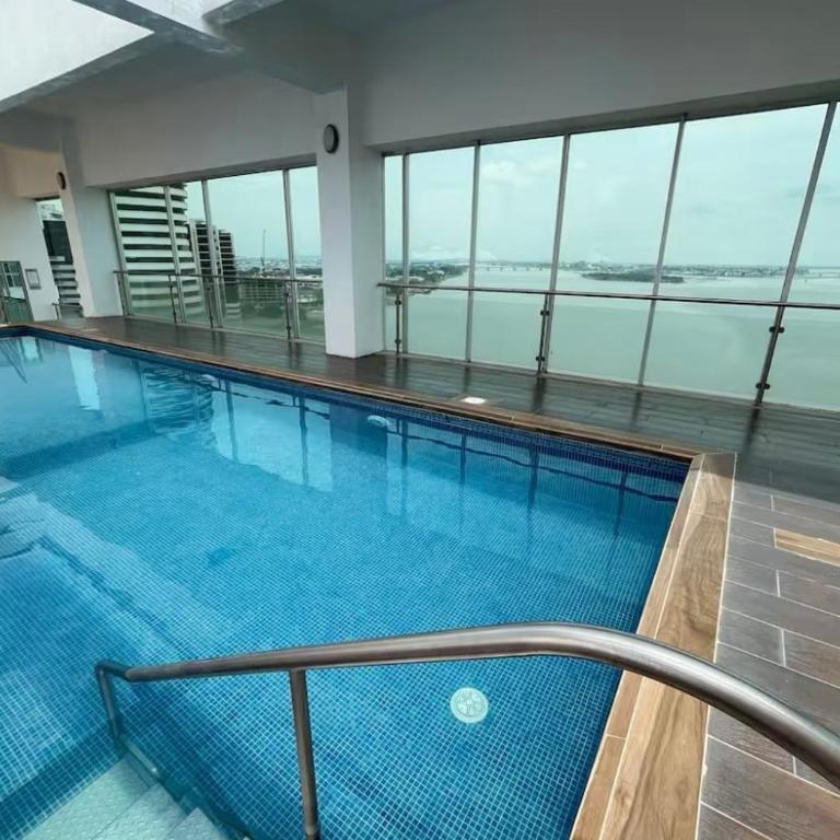 Apartamento de Lujo con Dos Dormitorios Un Parqueo Areas Sociales Puerto Santa Ana en Edificio Riverfront 2 - Two-Bedroom Apartment - 3