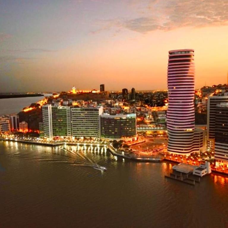 Apartamento de Lujo con Dos Dormitorios Un Parqueo Areas Sociales Puerto Santa Ana en Edificio Riverfront 2 - Two-Bedroom Apartment - 5