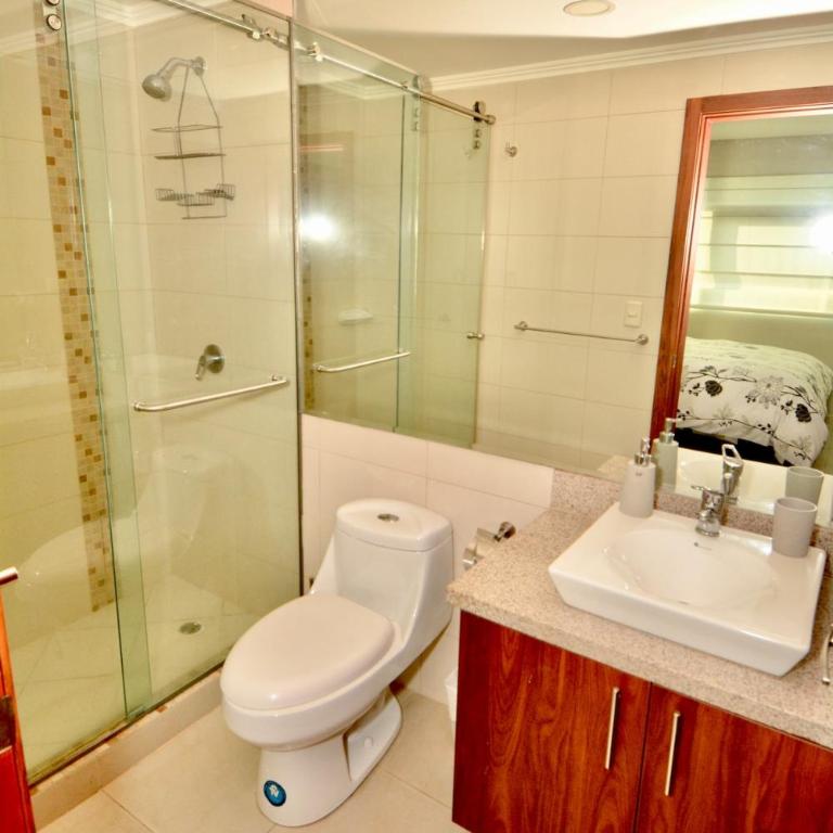 Apartamento de Lujo con Dos Dormitorios Un Parqueo Areas Sociales Puerto Santa Ana en Edificio Riverfront 2 - Two-Bedroom Apartment - 29