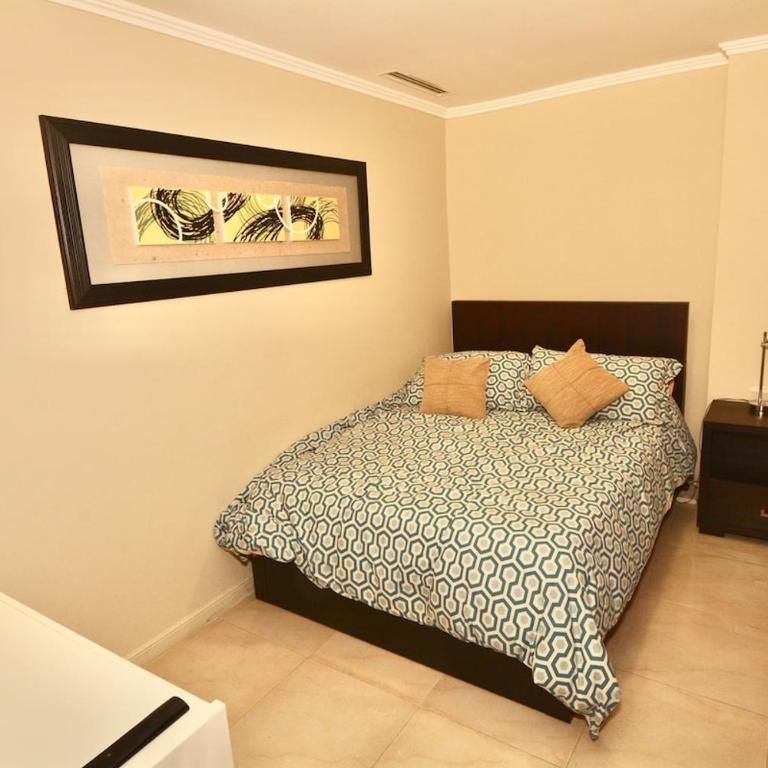 Apartamento de Lujo con Dos Dormitorios Un Parqueo Areas Sociales Puerto Santa Ana en Edificio Riverfront 2 - Two-Bedroom Apartment - 31