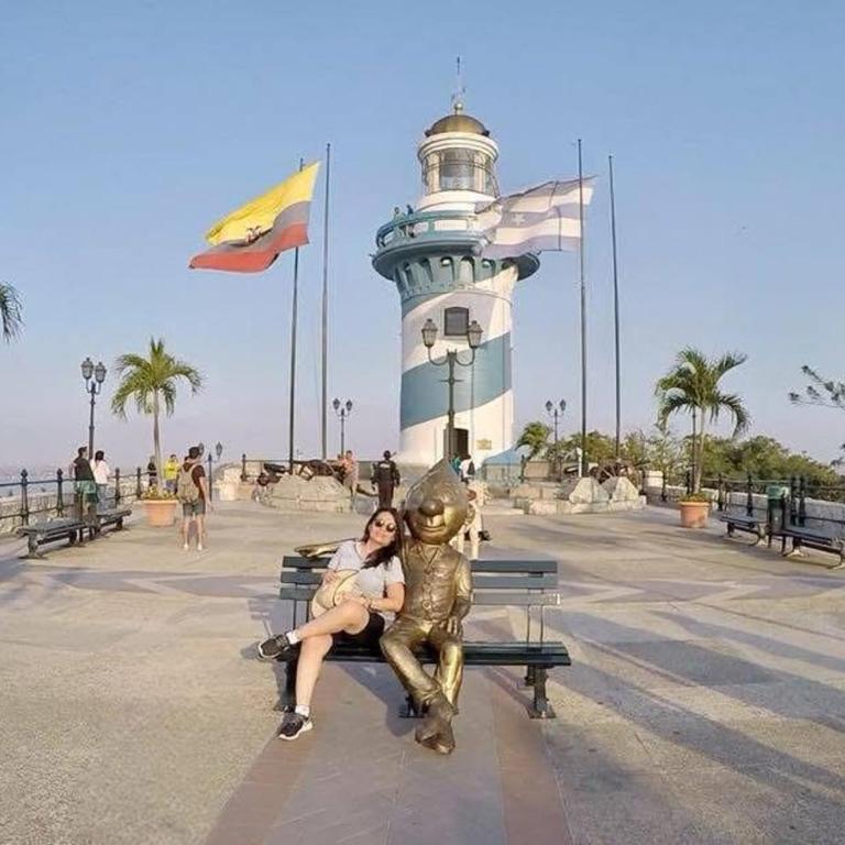 Apartamento de Lujo con Dos Dormitorios Un Parqueo Areas Sociales Puerto Santa Ana en Edificio Riverfront 2 - Two-Bedroom Apartment - 32
