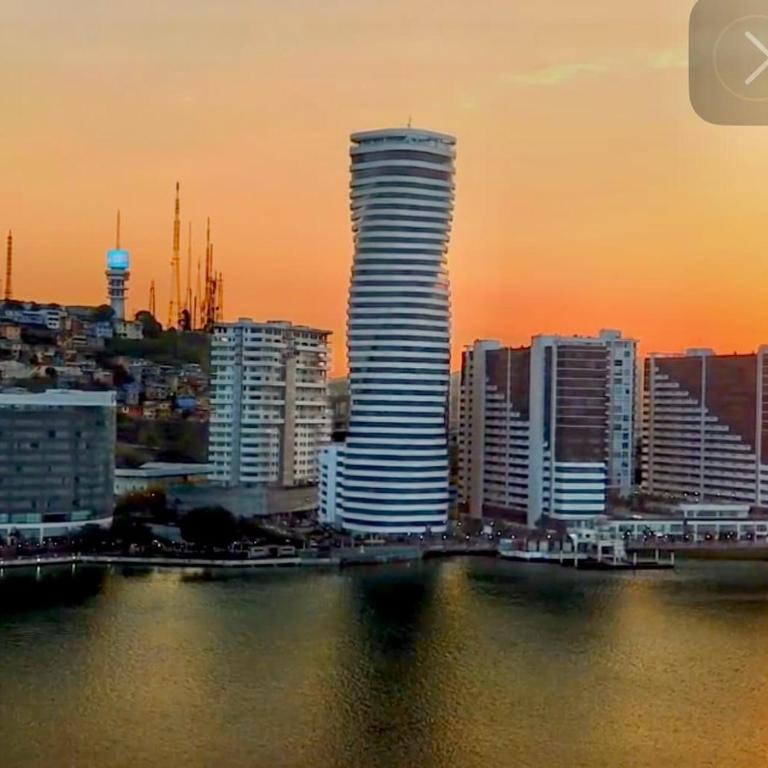 Apartamento de Lujo con Dos Dormitorios Un Parqueo Areas Sociales Puerto Santa Ana en Edificio Riverfront 2 - Two-Bedroom Apartment - 36