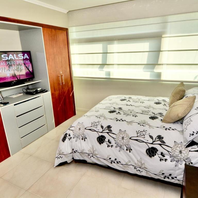 Apartamento de Lujo con Dos Dormitorios Un Parqueo Areas Sociales Puerto Santa Ana en Edificio Riverfront 2 - Two-Bedroom Apartment - 48