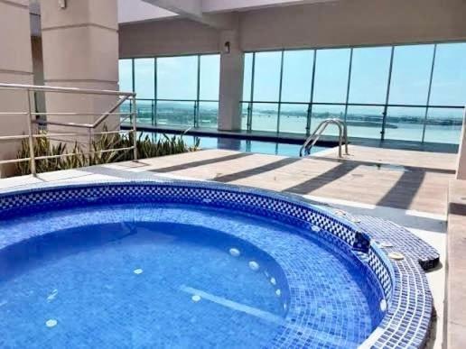 Apartamento de Lujo con Dos Dormitorios Un Parqueo Areas Sociales Puerto Santa Ana en Edificio Riverfront 2 - Two-Bedroom Apartment - 49