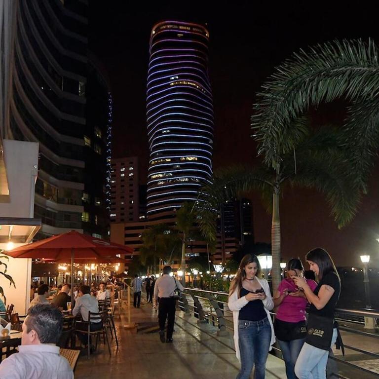 Apartamento de Lujo con Dos Dormitorios Un Parqueo Areas Sociales Puerto Santa Ana en Edificio Riverfront 2 - Two-Bedroom Apartment - 53