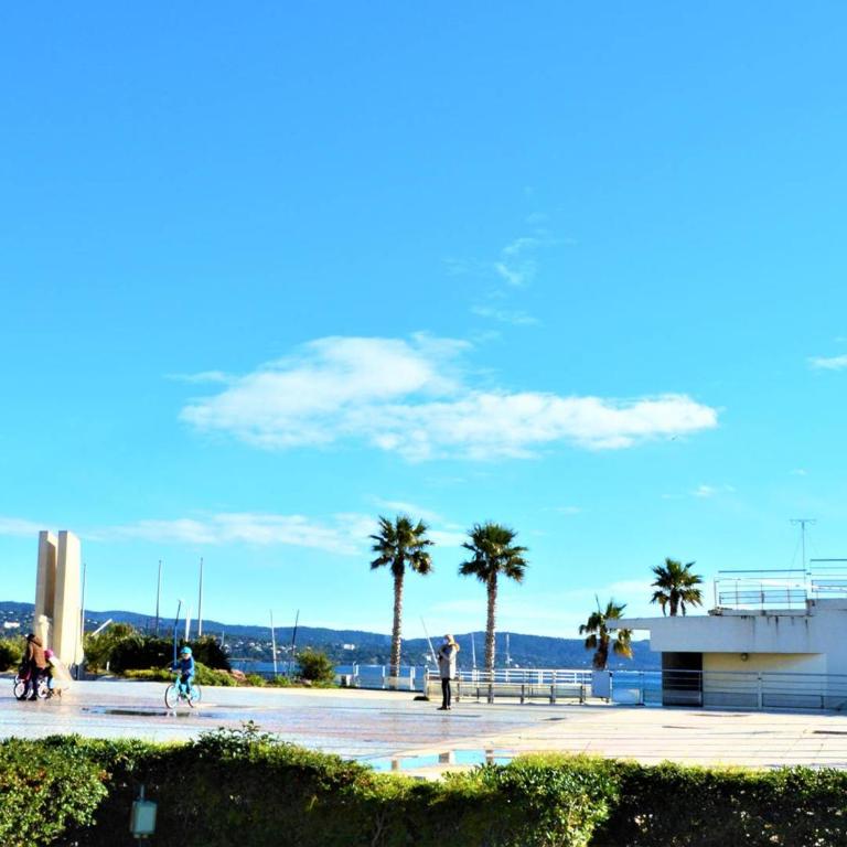 Appartement T3 lumineux avec terrasse, climatisation, garage et Wifi à 2 pas des plages - Cavalaire - FR-1-226B-34 - Appartement (4 Adultes) - 14