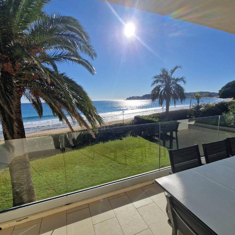 Villa de 250 m², climatisée, sur 2 niveaux au bord de l'eau - FR-1-100-243 - Villa - 2