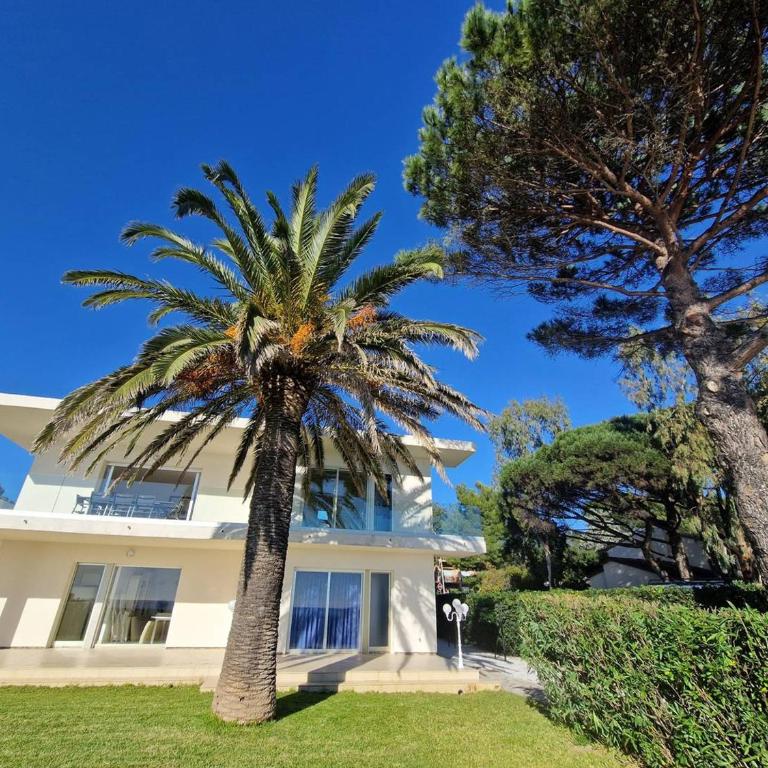 Villa de 250 m², climatisée, sur 2 niveaux au bord de l'eau - FR-1-100-243 - Villa - 5