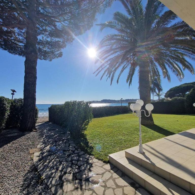 Villa de 250 m², climatisée, sur 2 niveaux au bord de l'eau - FR-1-100-243 - Villa - 6