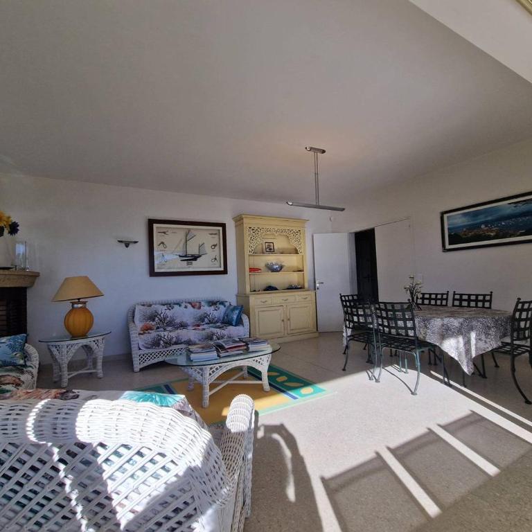 Villa de 250 m², climatisée, sur 2 niveaux au bord de l'eau - FR-1-100-243 - Villa - 11