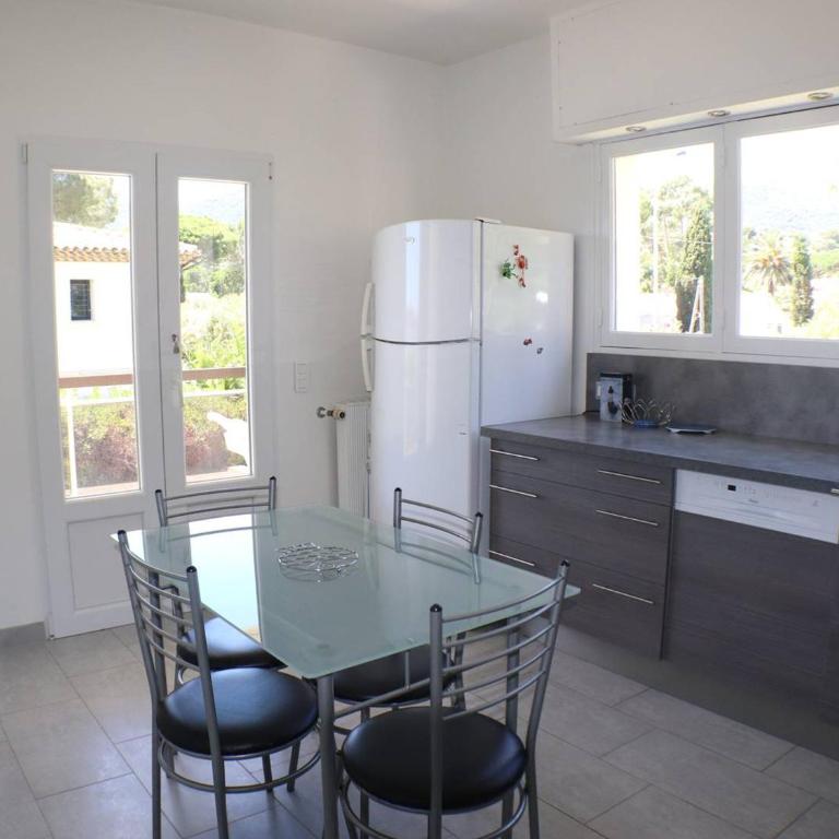 Villa de 250 m², climatisée, sur 2 niveaux au bord de l'eau - FR-1-100-243 - Villa - 14