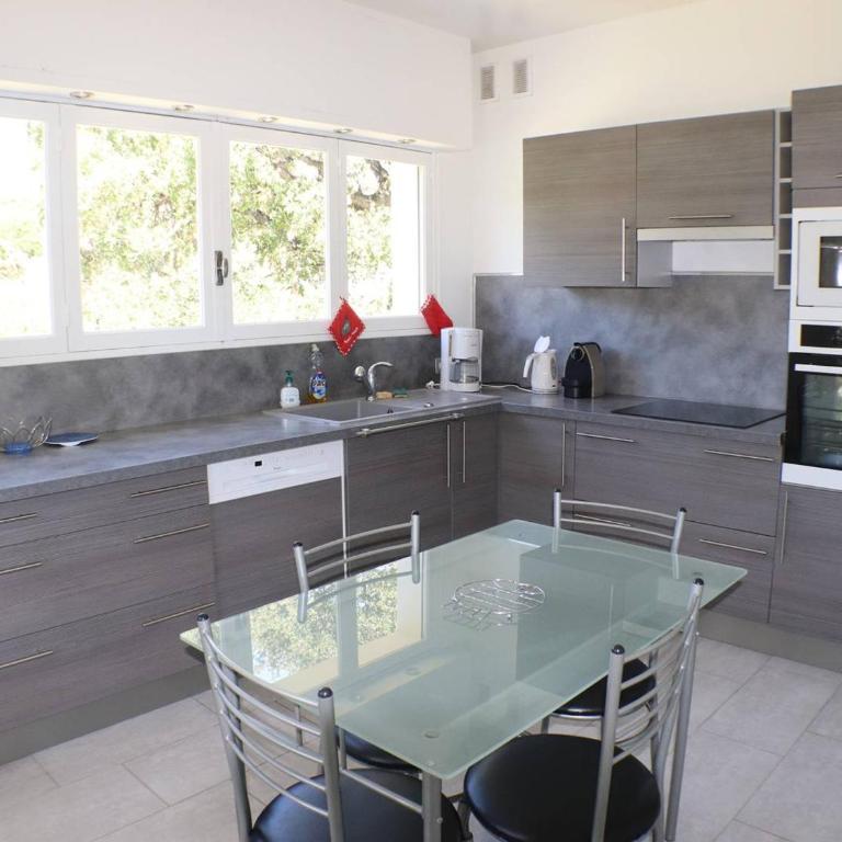 Villa de 250 m², climatisée, sur 2 niveaux au bord de l'eau - FR-1-100-243 - Villa - 17