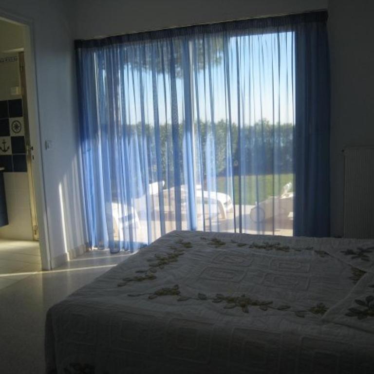 Villa de 250 m², climatisée, sur 2 niveaux au bord de l'eau - FR-1-100-243 - Villa - 20