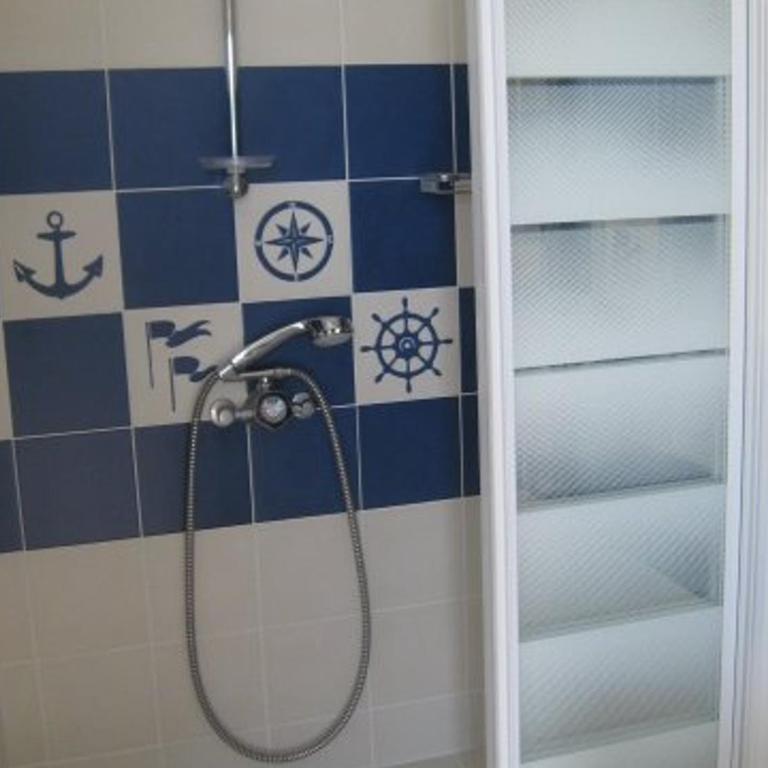 Villa de 250 m², climatisée, sur 2 niveaux au bord de l'eau - FR-1-100-243 - Villa - 25