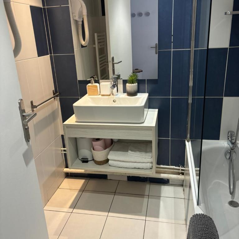 Instant Soleil Camargue - T1 & T2 - Apartment with Garden View - 4