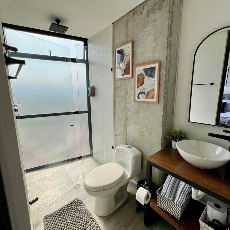 Suite tipo loft de lujo cerca al aeropuerto con AC - One-Bedroom Apartment - 11
