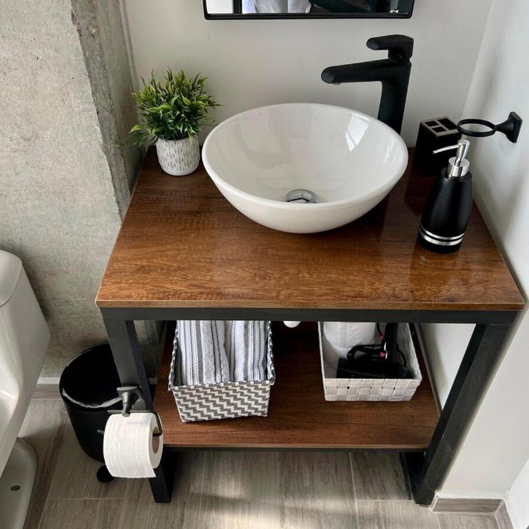 Suite tipo loft de lujo cerca al aeropuerto con AC - One-Bedroom Apartment - 23