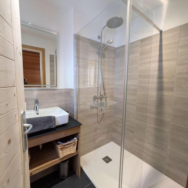 Lodge alpin chaleureux, 4 chambres, 10 pers, parking, terrasse, Arêches-Beaufort - Appartement 4 Chambres - 12