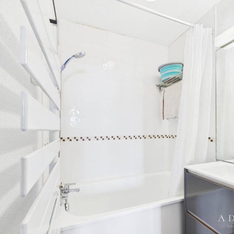 Bel Appartement Rénové avec Balcon - Ski aux Pieds, 5 Pers., Près des Commerces - FR-1-398-547 - Appartement (5 Adultes) - 13