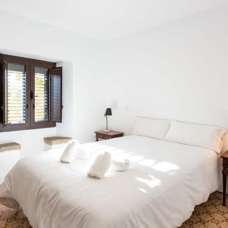 Unique 16th-Century Masia, Pool & Private Events - Apartment with View and Balcony - 4