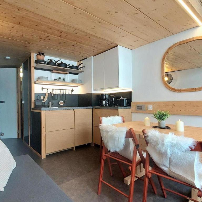 Duplex Mezzanine 5 pers. · Ski aux pieds · Vue Mont Blanc - FR-1-346-426 - Appartement - 8