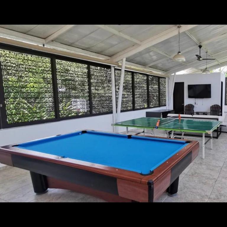 Piscina privada, jacuzzi y salón de juegos en casa - Villa de 3 dormitorios - 2