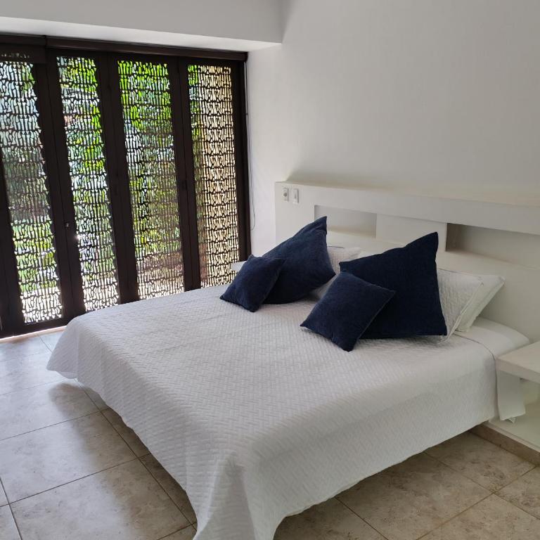 Piscina privada, jacuzzi y salón de juegos en casa - Three-Bedroom Villa - 11