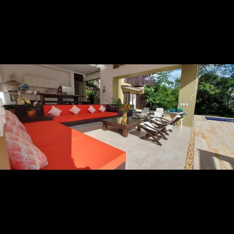 Piscina privada, jacuzzi y salón de juegos en casa - Three-Bedroom Villa - 14