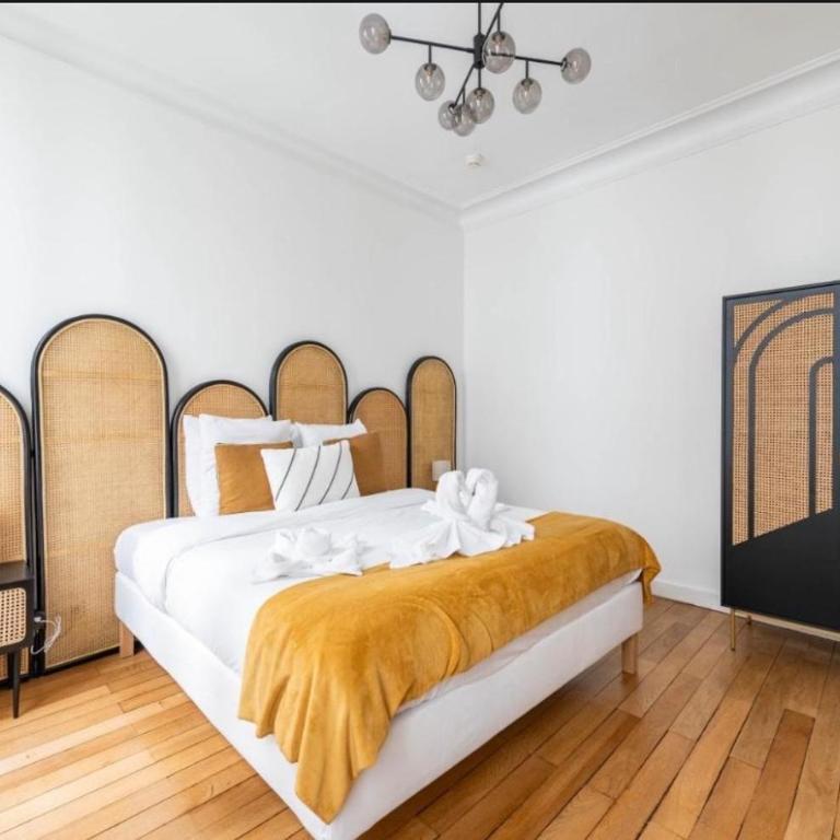 21a Maréchal FOCH Avenue Paris CHAMPS-ELYSÉES - Two-Bedroom Apartment - 1