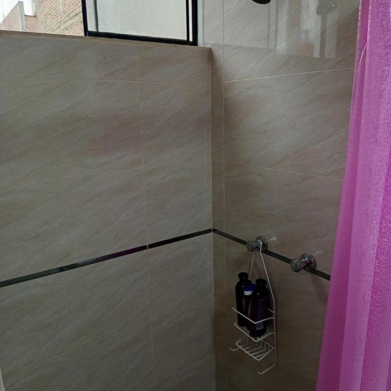 Across from Lima Airport - A y J Familia - Habitación Doble con baño compartido - 9
