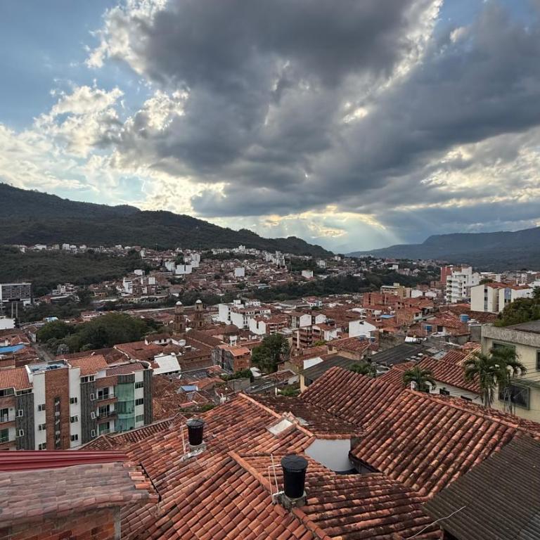 Apto. en zona céntrica con vista panorámica al pueblo - Apartamento de 3 dormitorios con vistas - 1