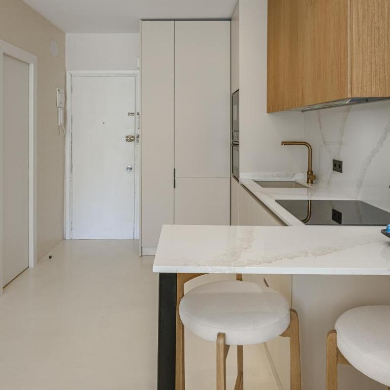 Bright Scandi-Style Studio with Stunning Garden Views - Estudio con vistas a la piscina - 23