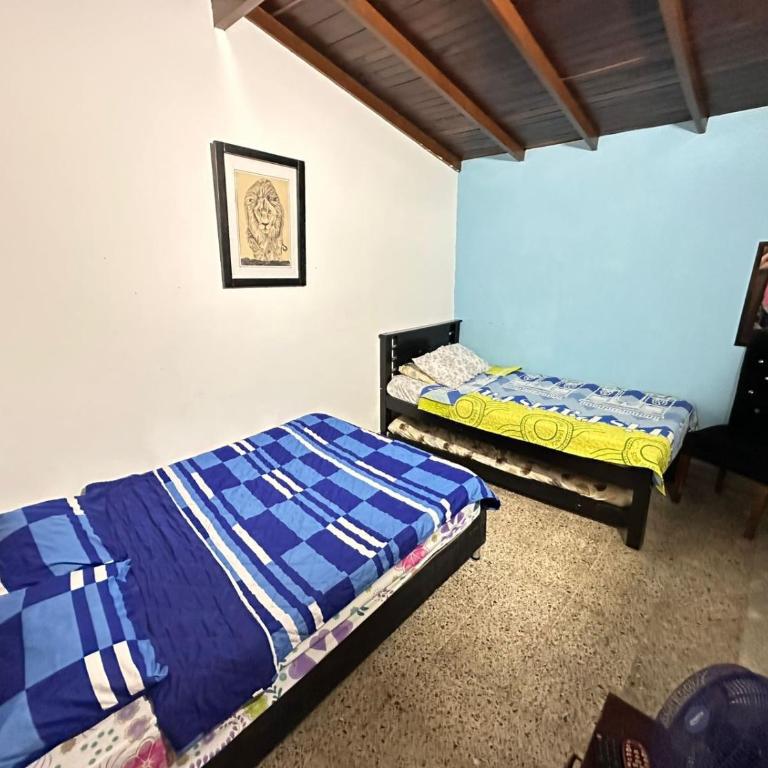 Hostel Urban City Medellin - Habitación Familiar con baño compartido - 4