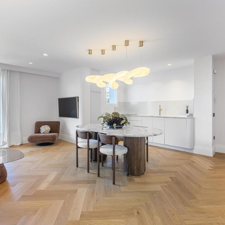 Luminoso apartamento en pleno Puerto Banús - Apartamento con balcón - 1