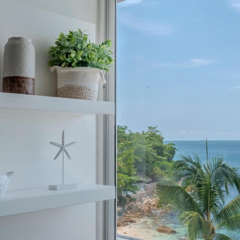 Lovely 3-bedroom beach front serviced apartment - Apartment - 14