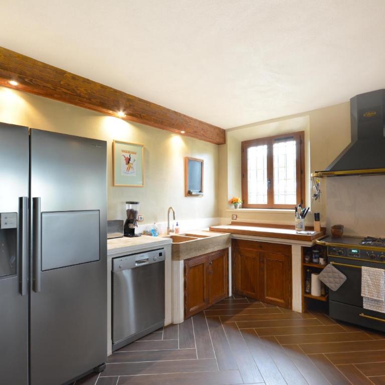 Vacation rental with pool and Jacuzzi, close to Arles - sleeps 10 - Maison de Vacances 4 Chambres - 12