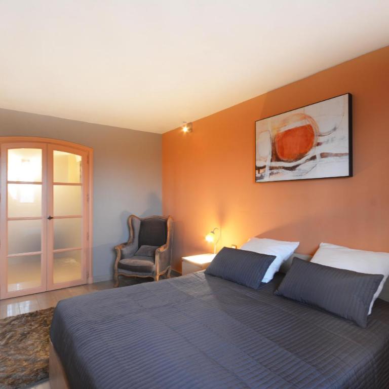 Vacation rental with pool and Jacuzzi, close to Arles - sleeps 10 - Maison de Vacances 4 Chambres - 17