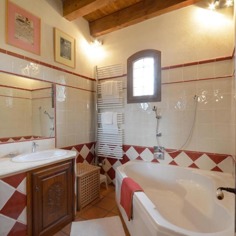 Vacation rental with pool and Jacuzzi, close to Arles - sleeps 10 - Maison de Vacances 4 Chambres - 40
