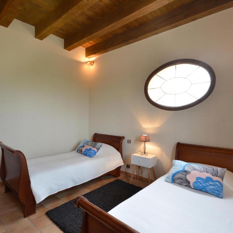 Vacation rental with pool and Jacuzzi, close to Arles - sleeps 10 - Maison de Vacances 4 Chambres - 35