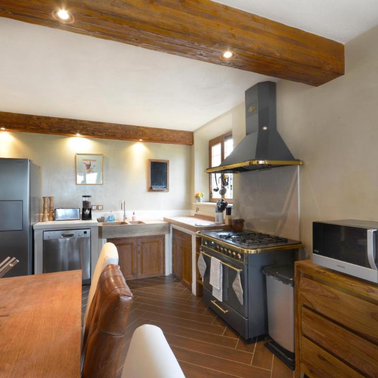 Vacation rental with pool and Jacuzzi, close to Arles - sleeps 10 - Maison de Vacances 4 Chambres - 11