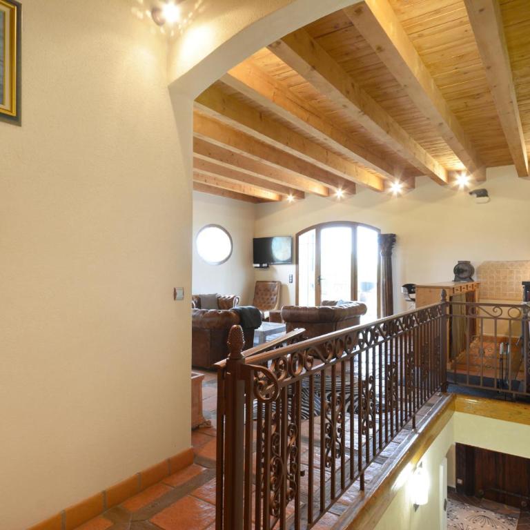 Vacation rental with pool and Jacuzzi, close to Arles - sleeps 10 - Maison de Vacances 4 Chambres - 24