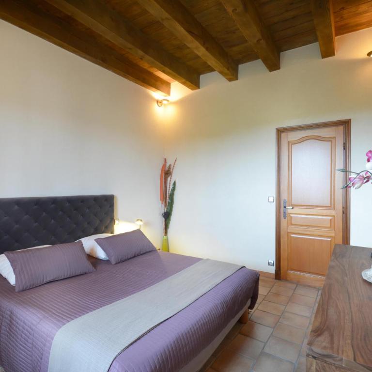 Vacation rental with pool and Jacuzzi, close to Arles - sleeps 10 - Maison de Vacances 4 Chambres - 33