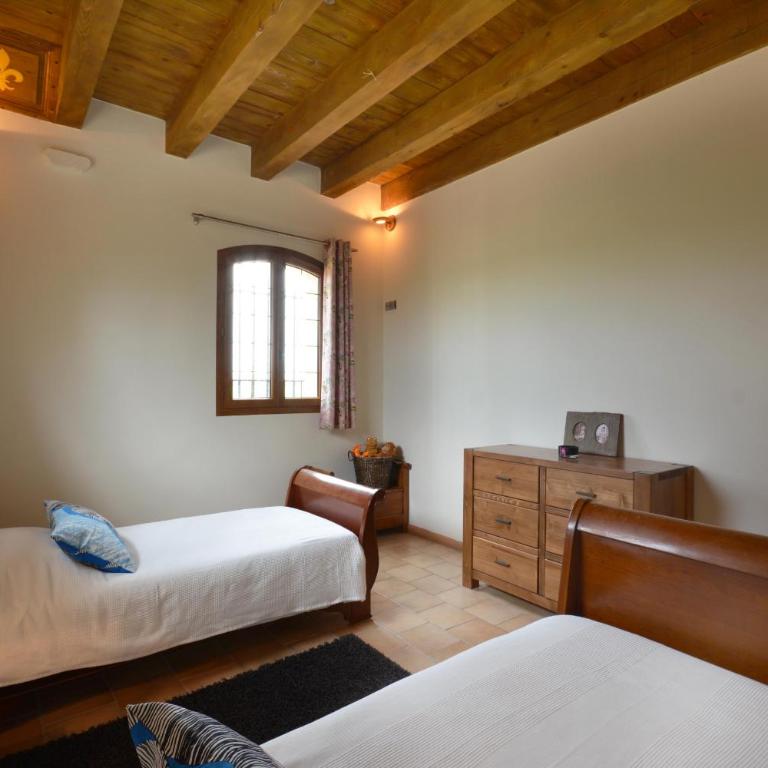 Vacation rental with pool and Jacuzzi, close to Arles - sleeps 10 - Maison de Vacances 4 Chambres - 36