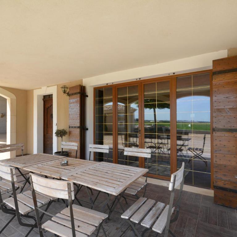 Vacation rental with pool and Jacuzzi, close to Arles - sleeps 10 - Maison de Vacances 4 Chambres - 6