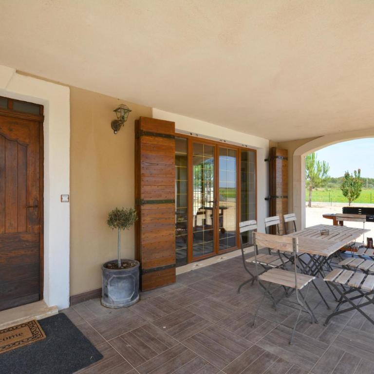 Vacation rental with pool and Jacuzzi, close to Arles - sleeps 10 - Maison de Vacances 4 Chambres - 5