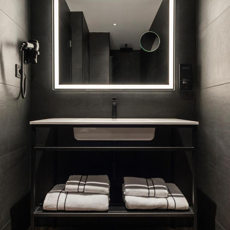 Blanq Gran vía - Double Room with Patio - 1