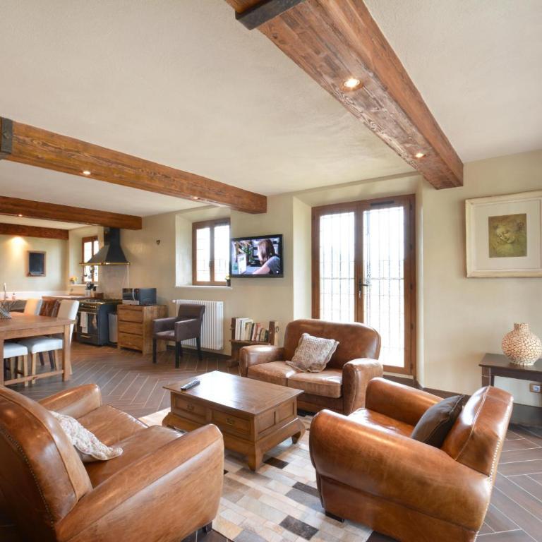Vacation rental with pool and Jacuzzi, close to Arles - sleeps 10 - Maison de Vacances 4 Chambres - 8