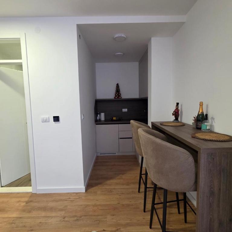 Versus Jahorina - Two-Bedroom Apartment with View - 9